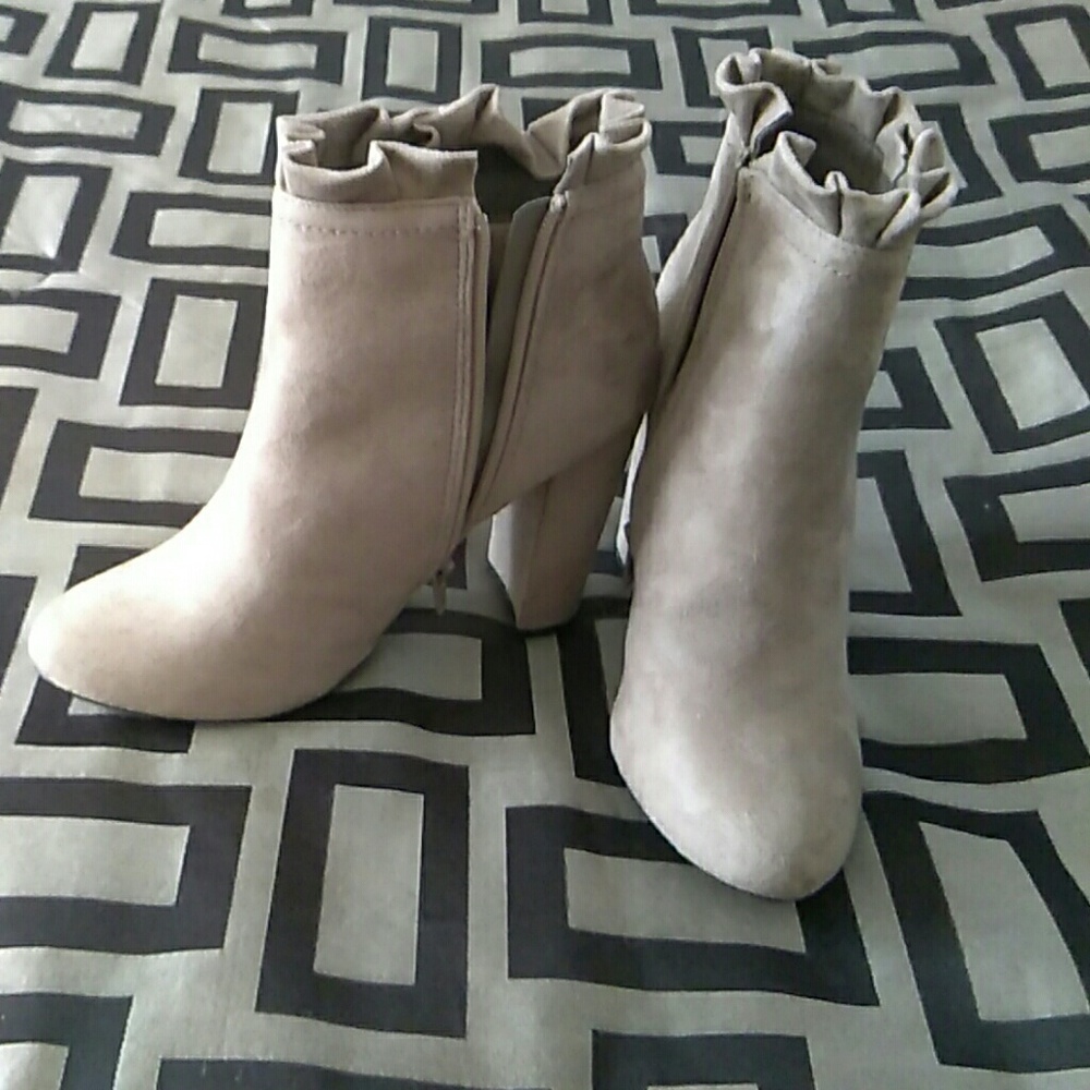 XOXO heels w side zipper.